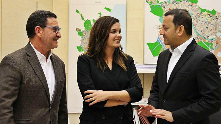 La vicealcaldesa Sandra Gómez, junto al presidente Anil Murthy y el directivo José Luis Zaragosí.