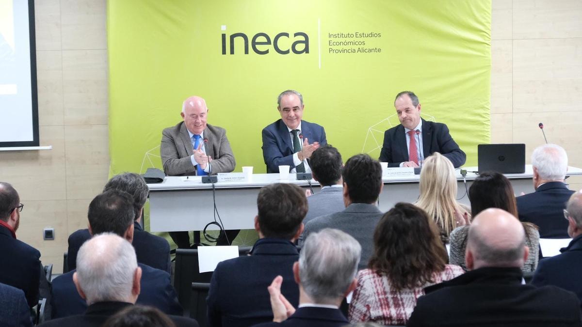 Joaquín Pérez, Nacho Amirola y Carlos Baño durante la presentación del estudio de Ineca.