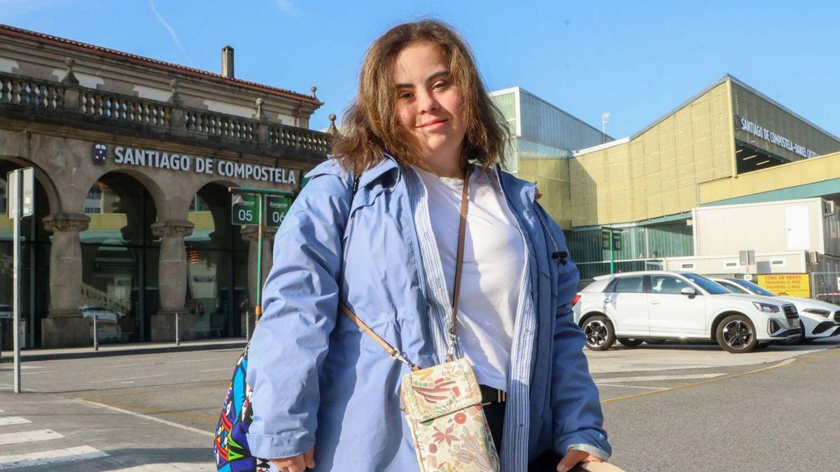 María, a su llegada a la estación de tren de Santiago.