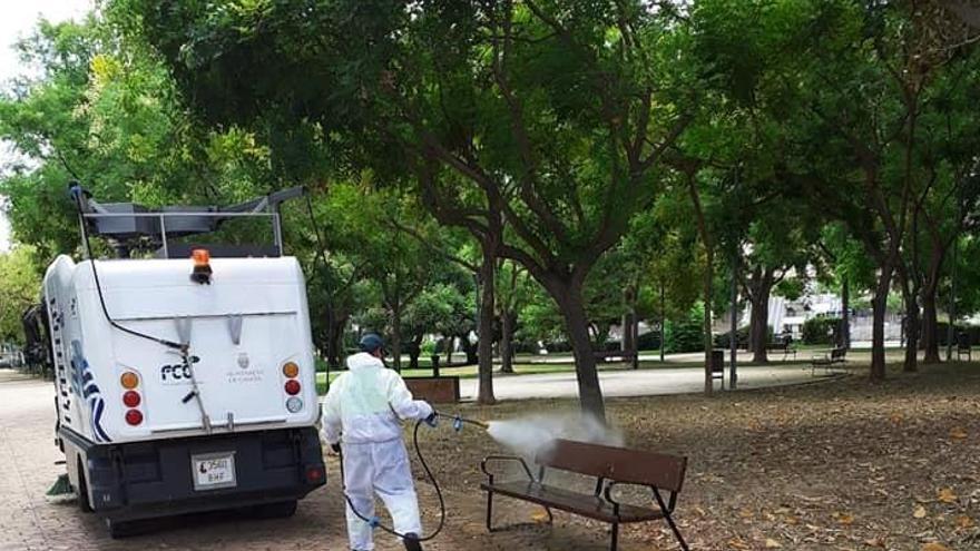 Personal municipal fumiga el parque de Joan Fuster de Gandia