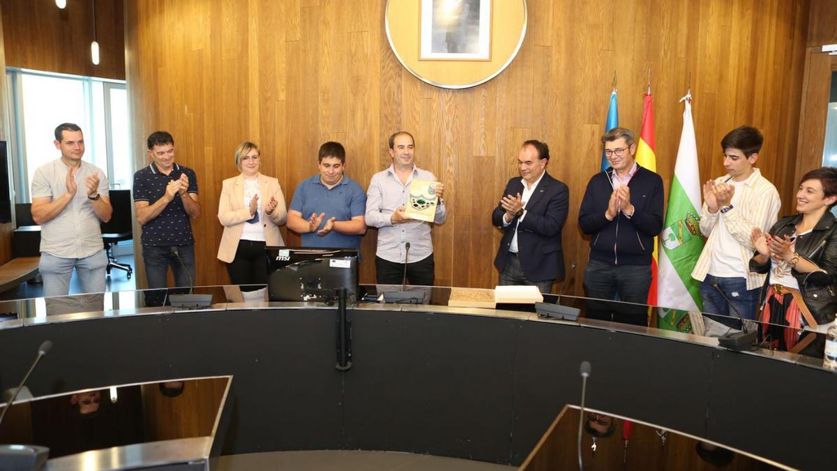 Reconocimiento municipal a Antonio Rodríguez Troitiño, ayer, en el Concello de Lalín.  | // BERNABÉ/ANA AGRA