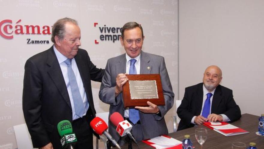 Luis Zapatero, izquierda, entrega una placa conmemorativa a Manuel Vidal.