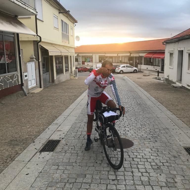 El ciclista Guillermo Prieto en Miranda do Douro.