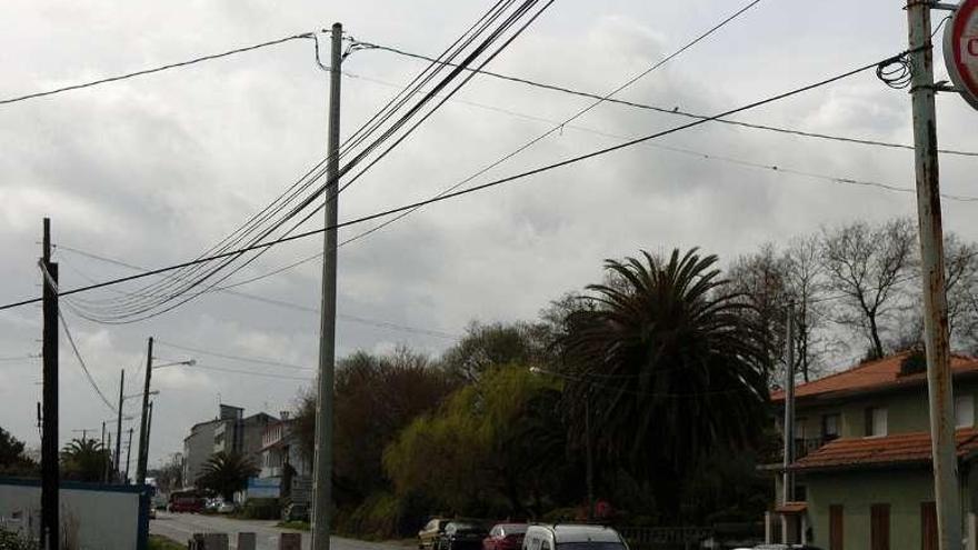 Tendido telefónico y eléctrico en Poio. // G. Santos