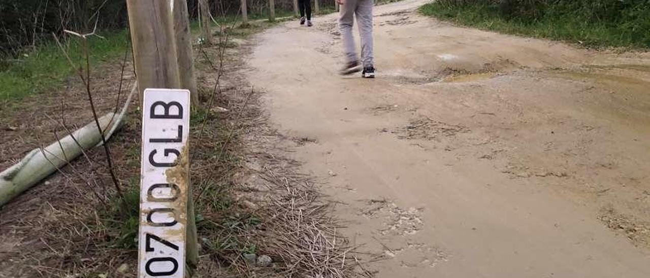 Baches de matrícula en Cabo Home. Las fochancas no disuaden a los visitantes motorizados de Cabo Home y Melide, que encuentran en su naturaleza y su paisaje argumentos sobrados para desafiar a las dificultades del terreno, aunque tengan que dejarse parte de la carrocería en ello. Visitarlo a pie o en bici reduce los riesgos y amplía el grado de placer, amén de la salud de los aventureros. G.N.