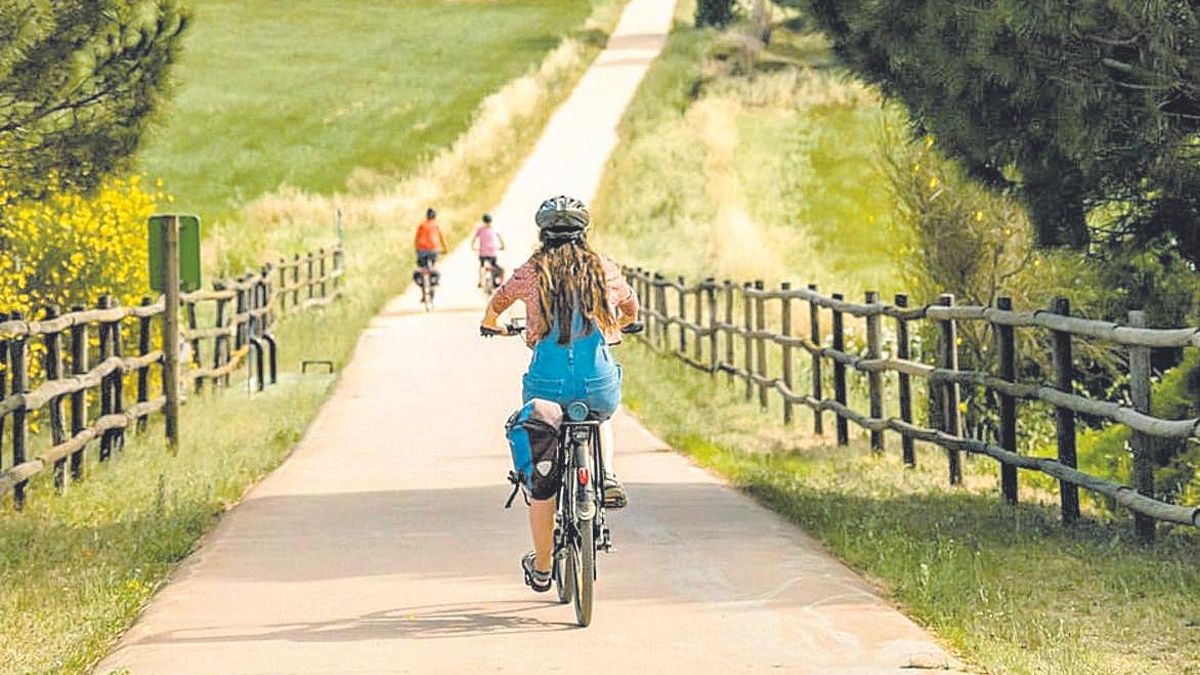 Uns usuaris amb bicicleta per la via verda de Girona a Sant Feliu de Guíxols.