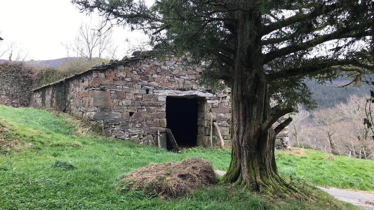 Una de las construcciones de una aldea a la venta en Asturias