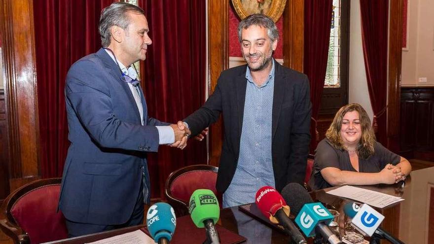 El presidente de Gadisa, el alcalde y la concejal de igualdad, ayer, en la firma del convenio.