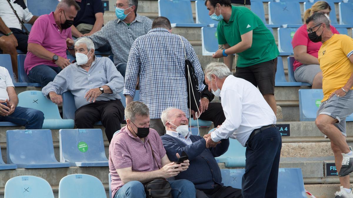 Toni Moreras, directivo del CD Ibiza, saluda a un aficionado durante un partido entre el CD Ibiza y el Sant Jordi.