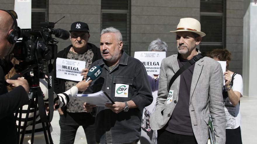 Juan Nieto, durante la concentración del sindicato CSIF, ayer frente a los juzgados.