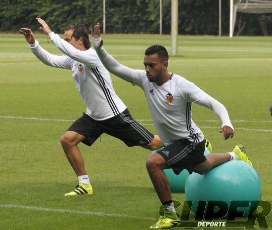 La plantilla entrena bajo la lluvia con el 'shock'