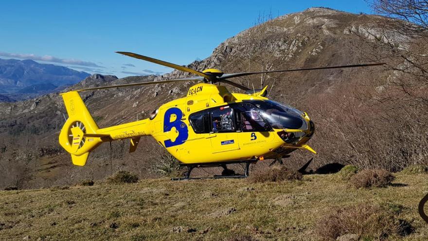 Evacúan en helicóptero al Hospital de Arriondas a una mujer enferma en Onís