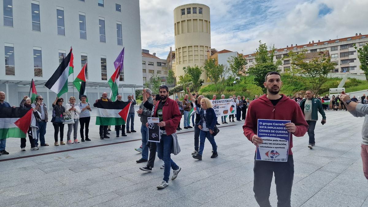 Concentración en el exterior de la Ciudad de Justicia de simpatizantes de la causa propalestina durante la celebración del juicio.