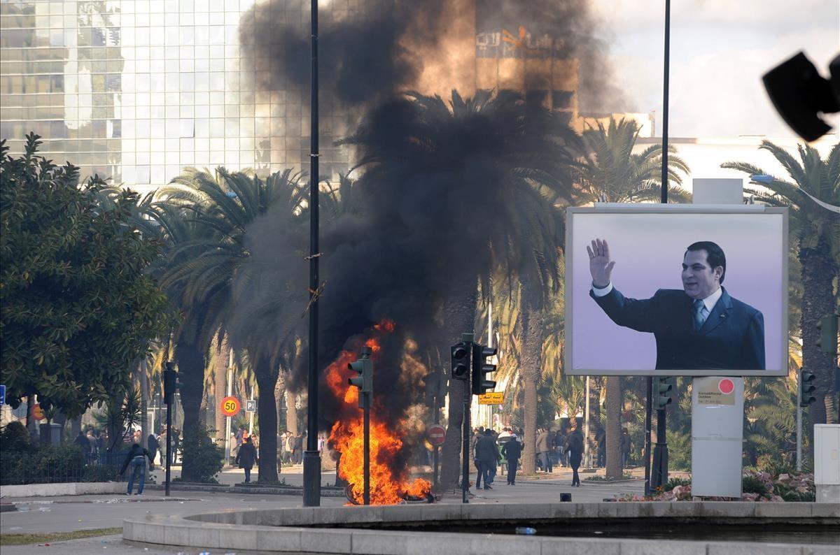 Escenario tras los choques entre fuerzas de seguridad y manifestantes en Tunez, el 14 de enro del 2011, después del discurso del presidente Zine El Abidine Ben Ali a la nación.