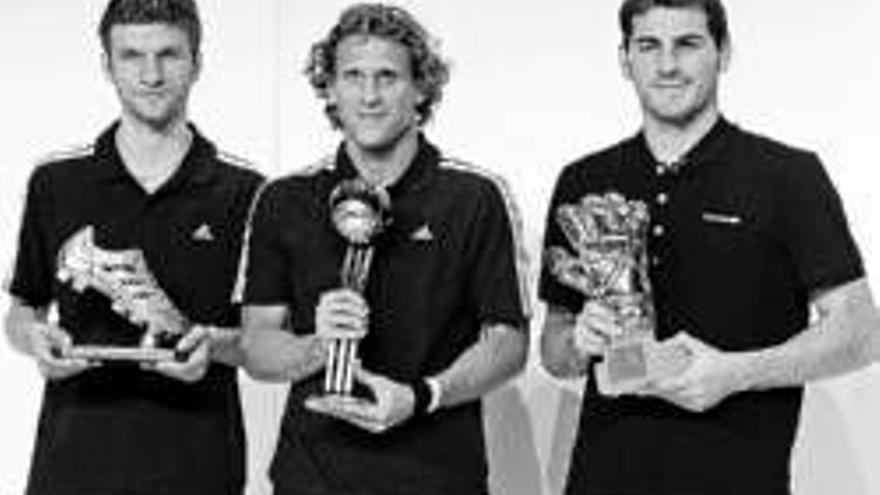 Forlán, Casillas y Muller reciben el Balón, el Guante y la Bota de Oro