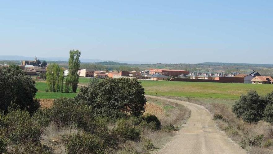 Aspecto que presentaba ayer el camino de Fuente Encalada a San Pedro. Al fondo, San Pedro de la Viña.