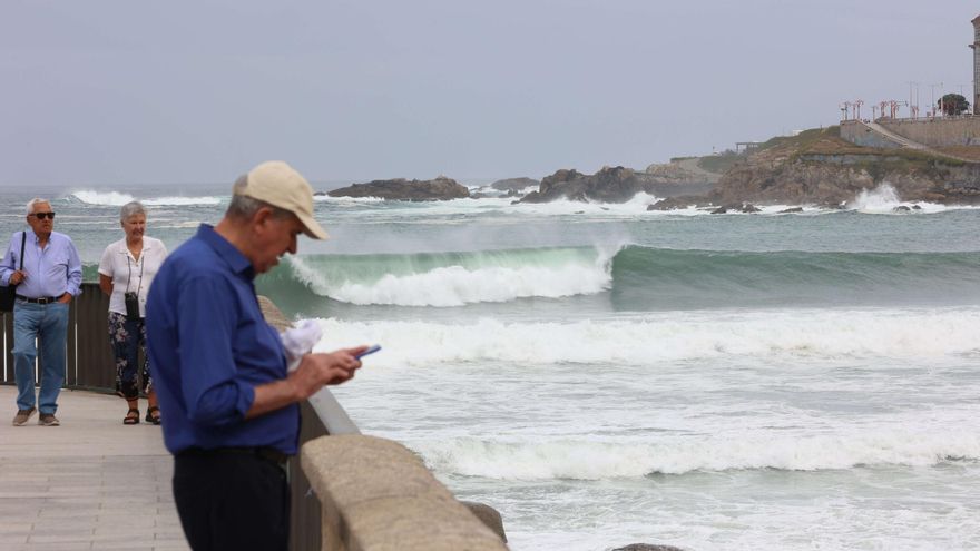 La playa del Orzán, cerrada por las mareas vivas en A Coruña