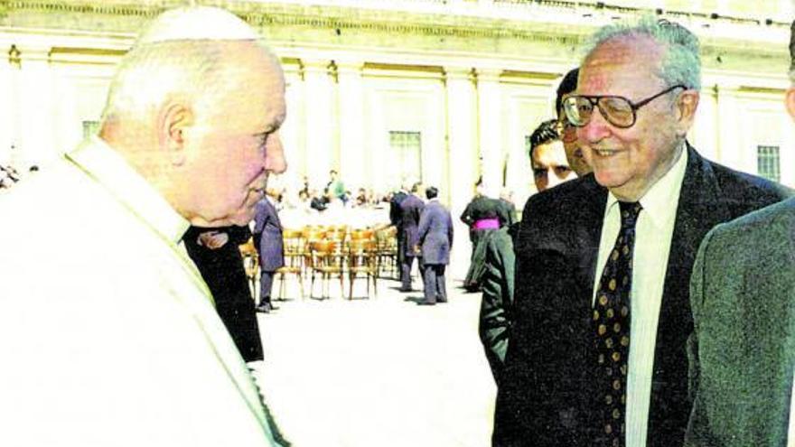Ignacio Larramendi, con el Papa Juan Pablo II, en la plaza de San Pedro, durante una visita de la Fundación Mapfre América al Vaticano en 1994.