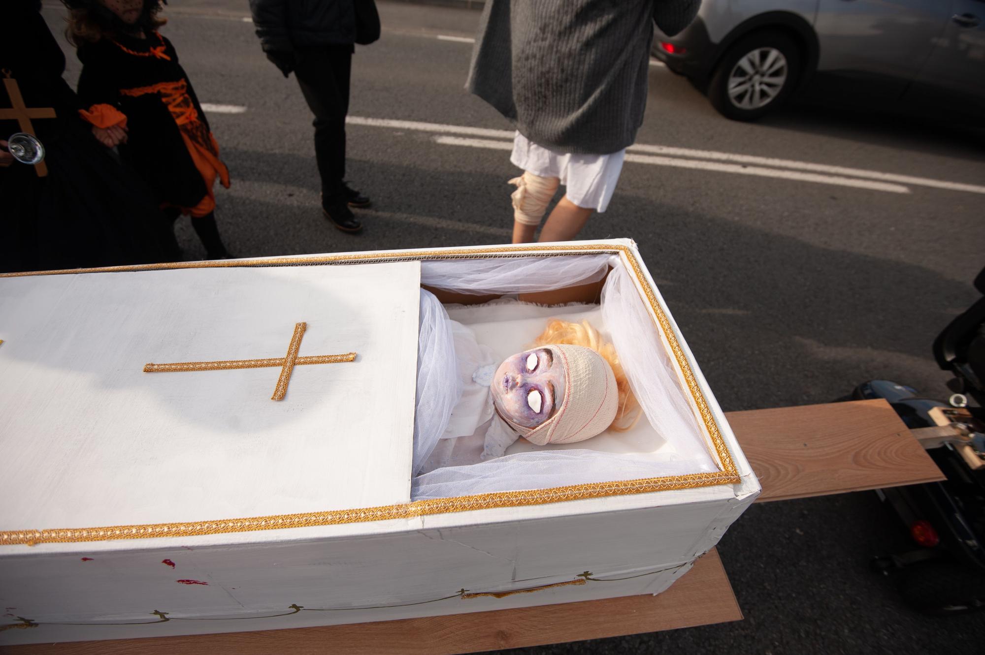 Residentes en O Couto en Oleiros escenifican una procesión fúnebre por una muerte por atropello en la carretera para pedir un paso peatonal