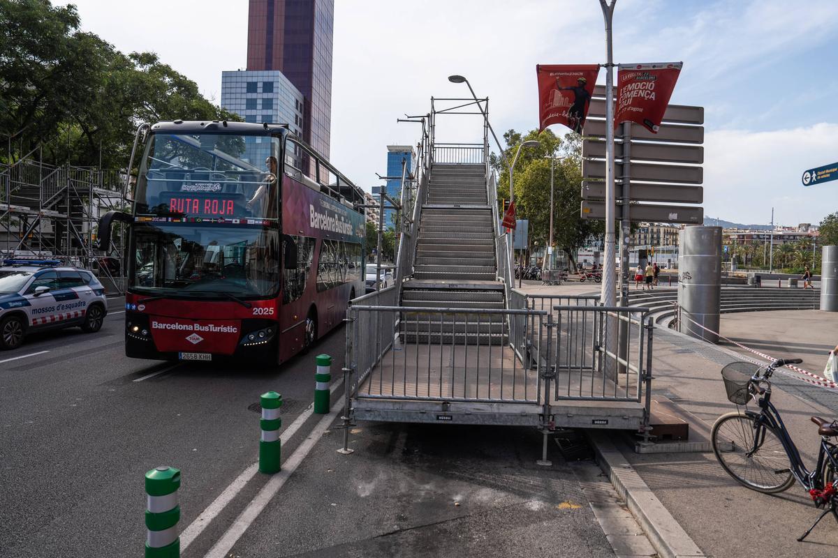 El puente para peatones junto a la meta de La Vuelta en Barcelona