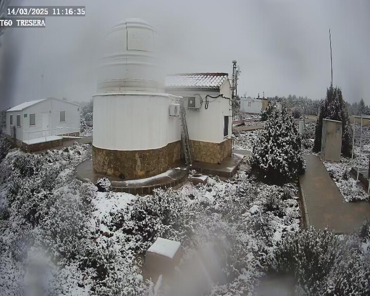 Imagen de la nieve en el Observatorio Astronómico de la Universitat de València (OAUV) en Aras de los Olmos captada esta mañana a las 11.16 horas.