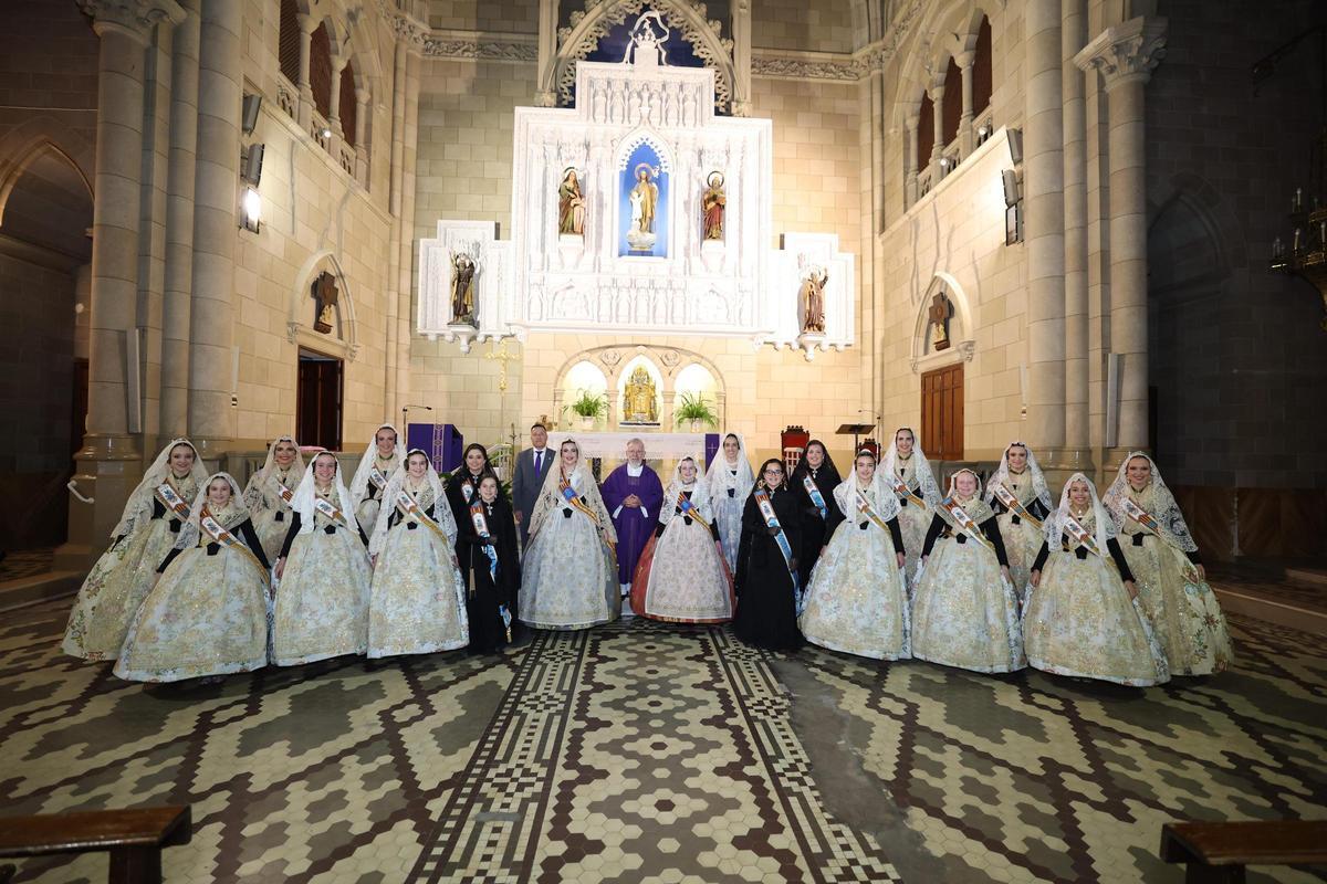 Foto de familia de la misa fallera.