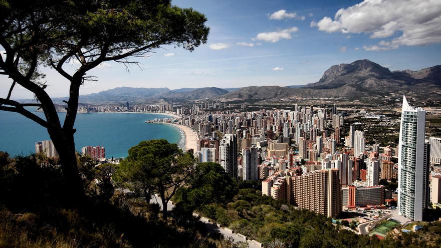 La Policía local clausura una rave de 100 personas en el parque de Serra Gelada de Benidorm