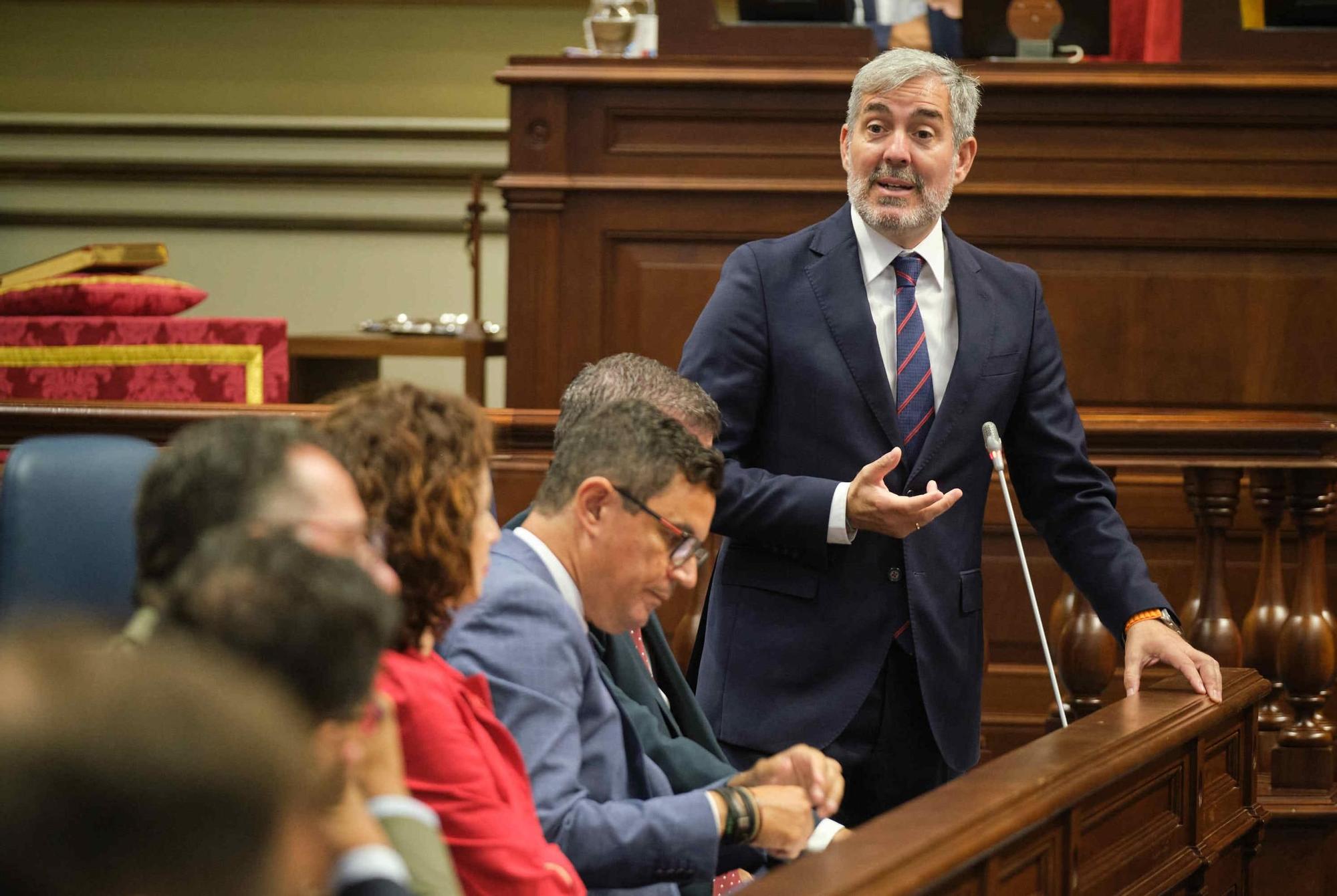 Primera sesión plenaria del Parlamento de Canarias