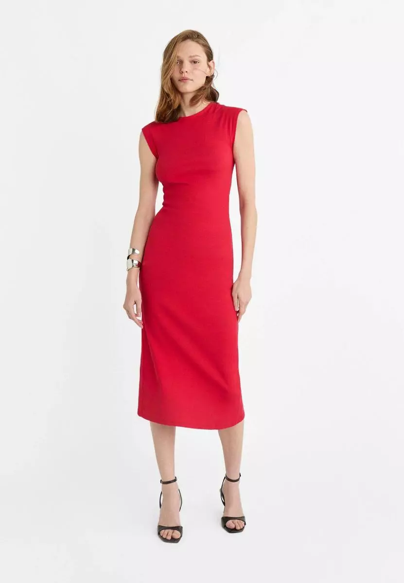 Te mostramos los 6 vestidos rojos de Stradivarius que te robarán el corazón: la colección más deslumbrante de la temporada 7 Moncloa Vestido midi ceñido de Stradivarius: elegancia y estilo a un precio increíble