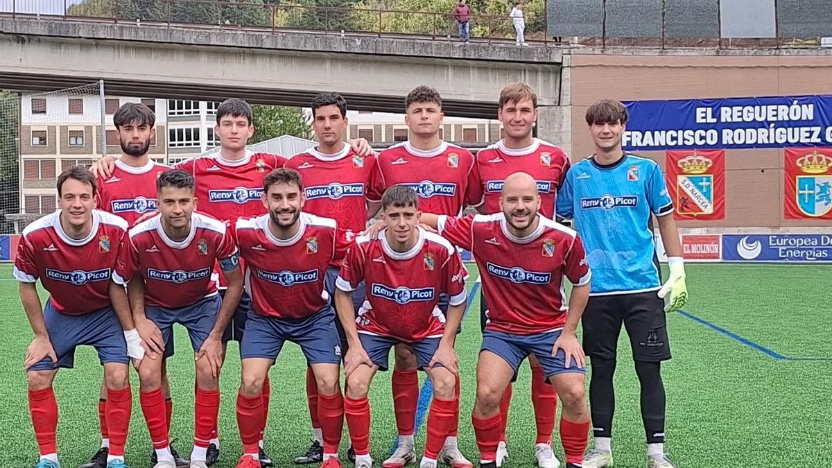 Jugadores del Narcea en el campo de El Reguerón-Francisco Rodríguez García.