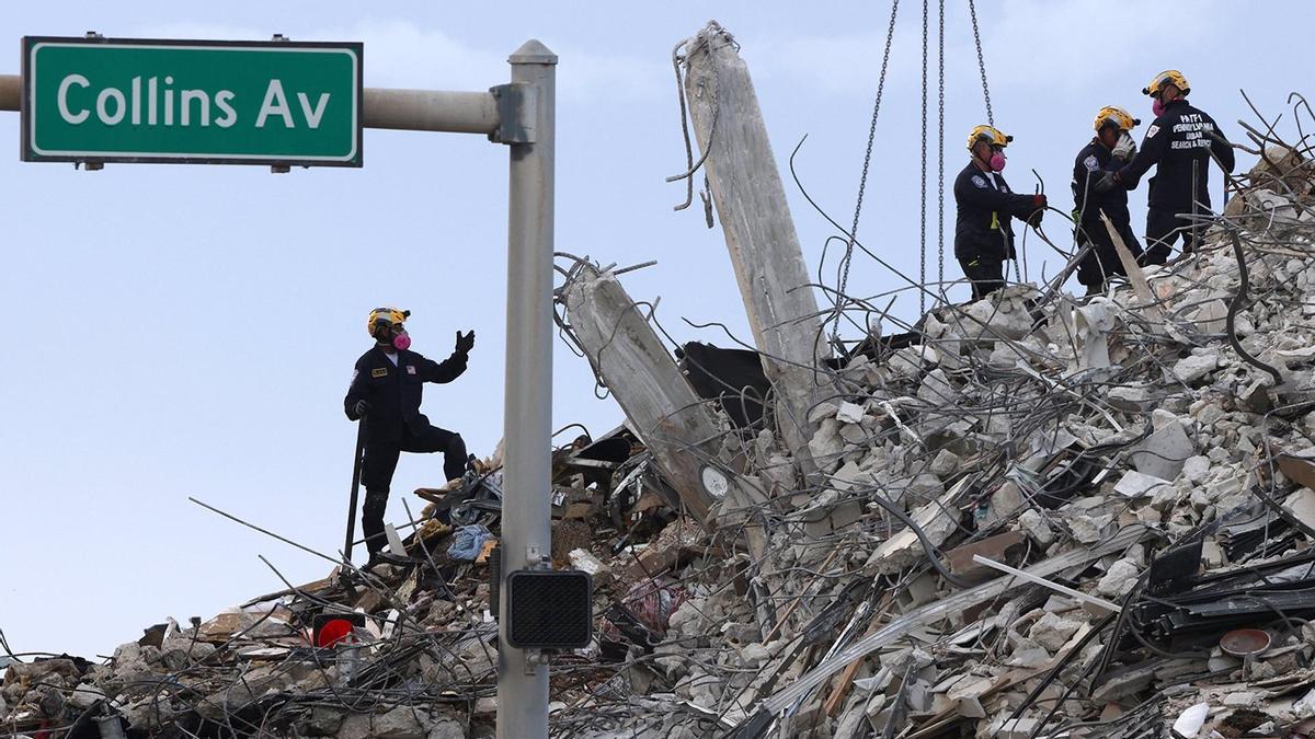 Los equipos de rescate, en el edificio derrumbado de Miami.