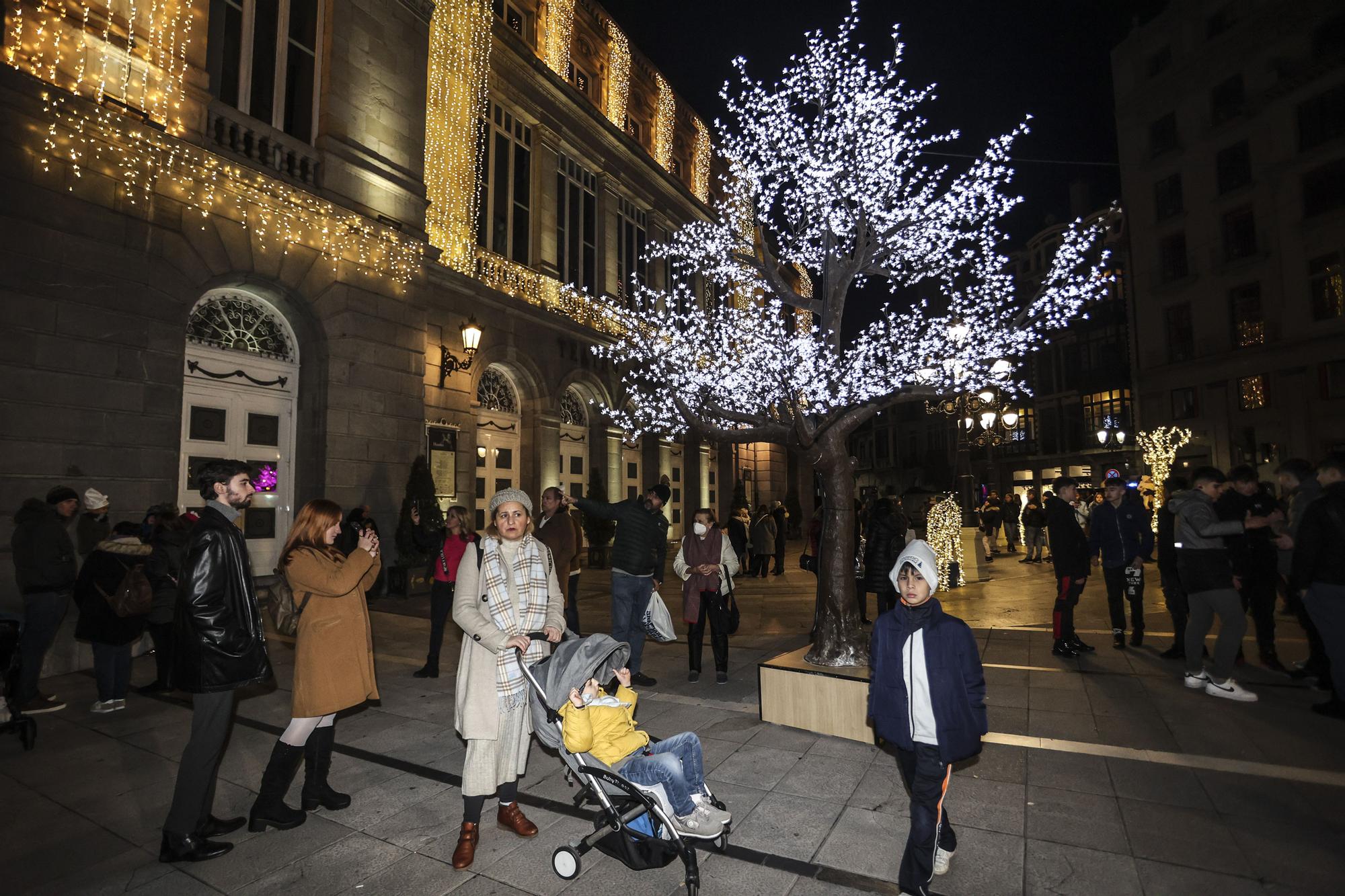 En imágenes: así fue el encendido de las luces de Navidad en Oviedo