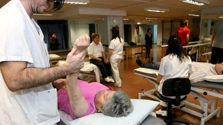 Pacientes reciben tratamiento en el servicio de rehabilitación de un hospital gallego. // José Lores