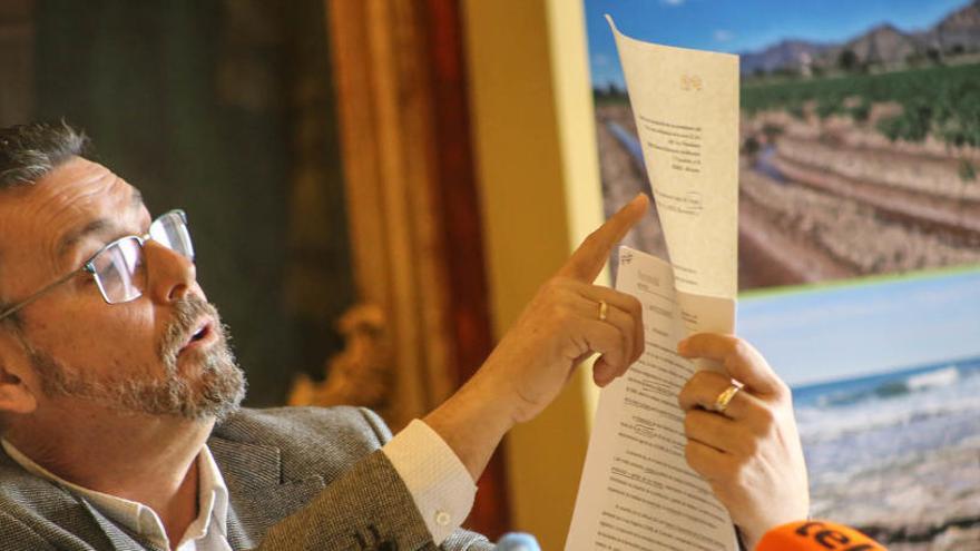 Manuel Pineda en la rueda de prensa en la que dio explicaciones sobre su reunión con la empresa/Foto Tony Sevilla