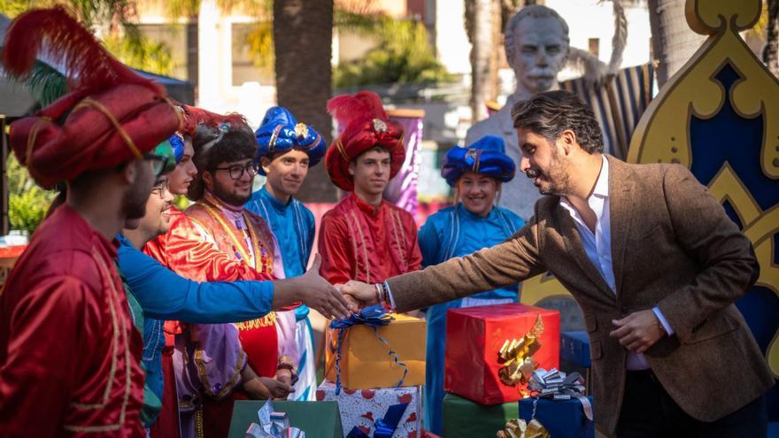 Luis Yeray Gutiérrez saluda a unos pajes reales en el Parque Ilusión Ciudad de La Laguna. | | ANDRÉS GUTIÉRREZ