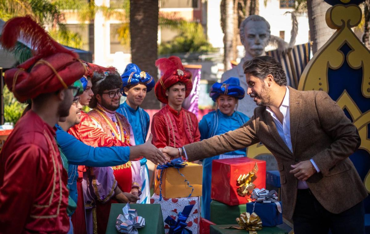 Luis Yeray Gutiérrez saluda a unos pajes reales en el Parque Ilusión Ciudad de La Laguna. | | ANDRÉS GUTIÉRREZ