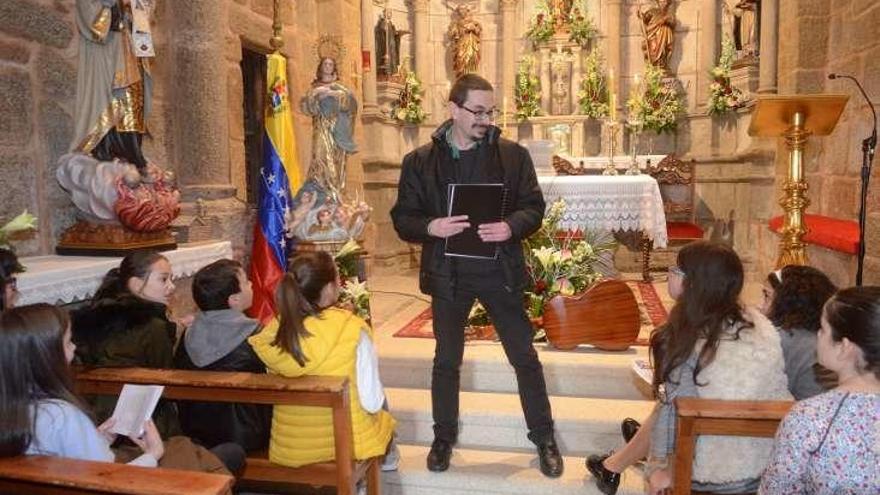 El sacerdote Juan Ventura, con los niños que asistieron a la oración por Venezuela.//N.P