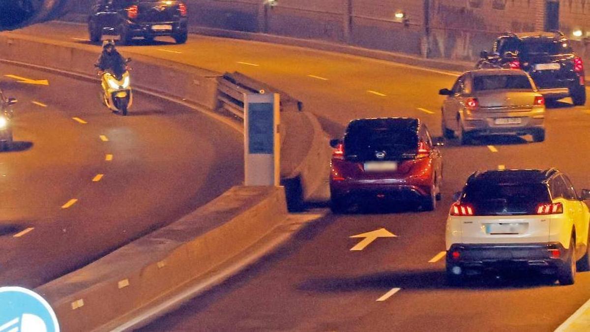 El nuevo radar del túnel de Beiramar, más moderno que el anterior, se ha instalado a la altura de la entrada y salida hacia «La Paellera».
