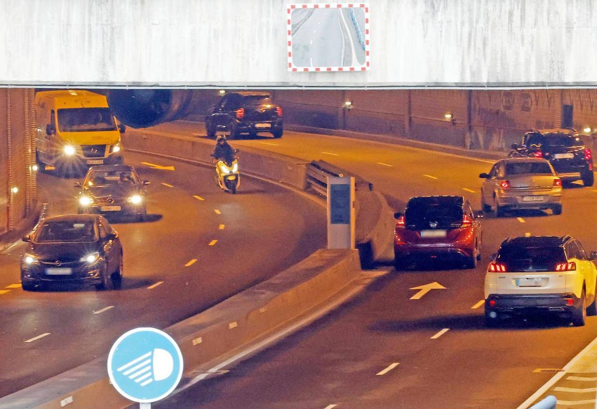 El nuevo radar del túnel de Beiramar, más moderno que el anterior, se ha instalado a la altura de la entrada y salida hacia «La Paellera».