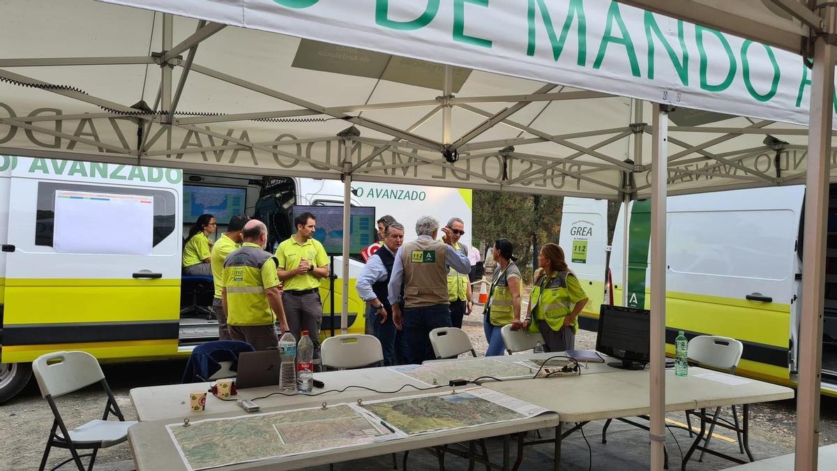 Puesto de Mando Avanzado en las labores de lucha contra el incendio en Pujerra (Málaga)