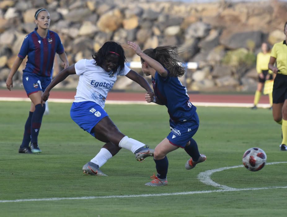 Partido del torneo Egalité de fútbol femenino