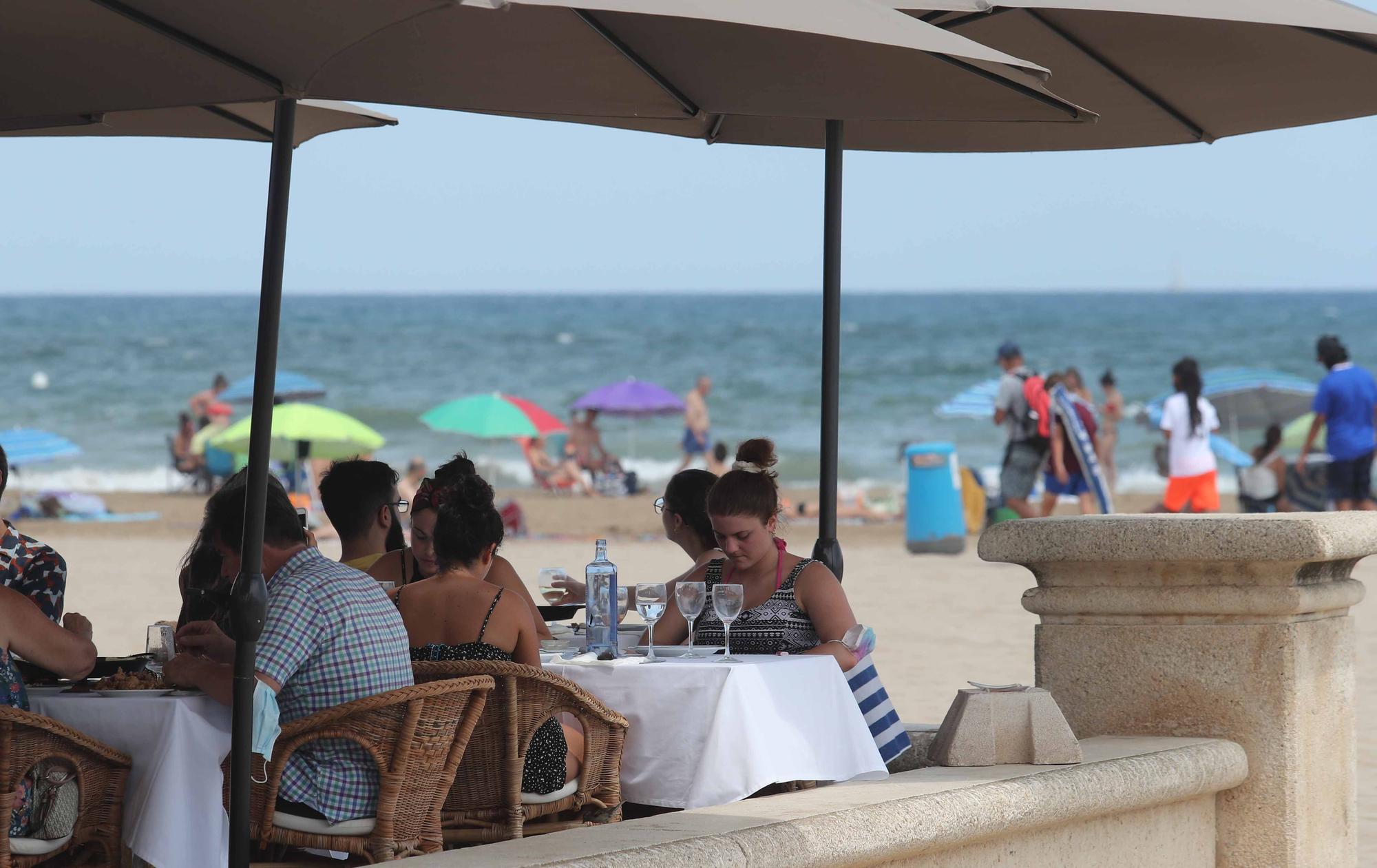 La playa y las terrazas, de nuevo, llenas