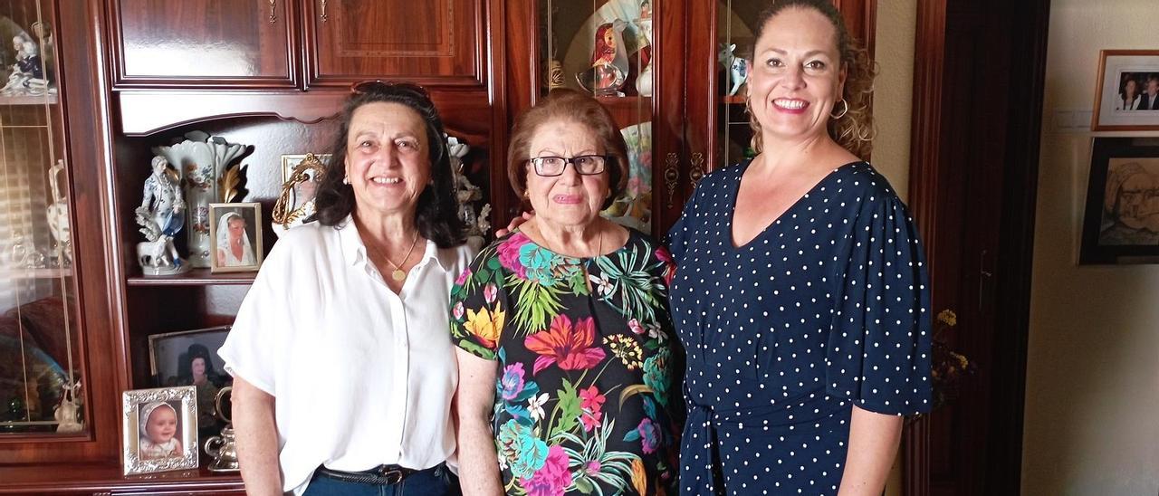 Antonia García Rodríguez, en el centro, en su casa de Carranque con su hija Sole y su nieta Carmen.