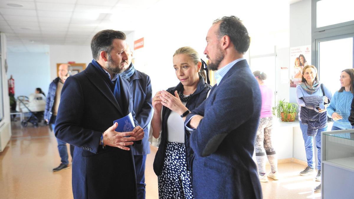 El alcalde Pablo Ruz y el director de Cáritas, Alejandro Ruiz, junto a la concejala Celia Lastra este viernes en Elche