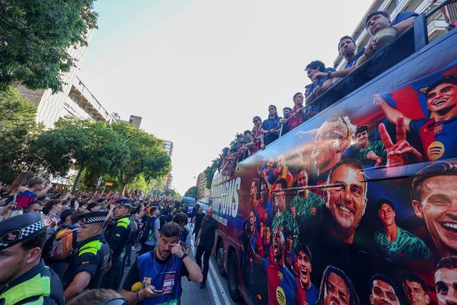 ¡De locos! Las mejores imágenes de una ciudad entregada al Barça