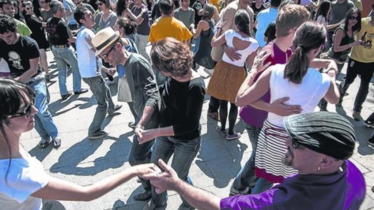 Multitudinario baile de clausura del festival BarSwingOna del año pasado en la plaza Reial.