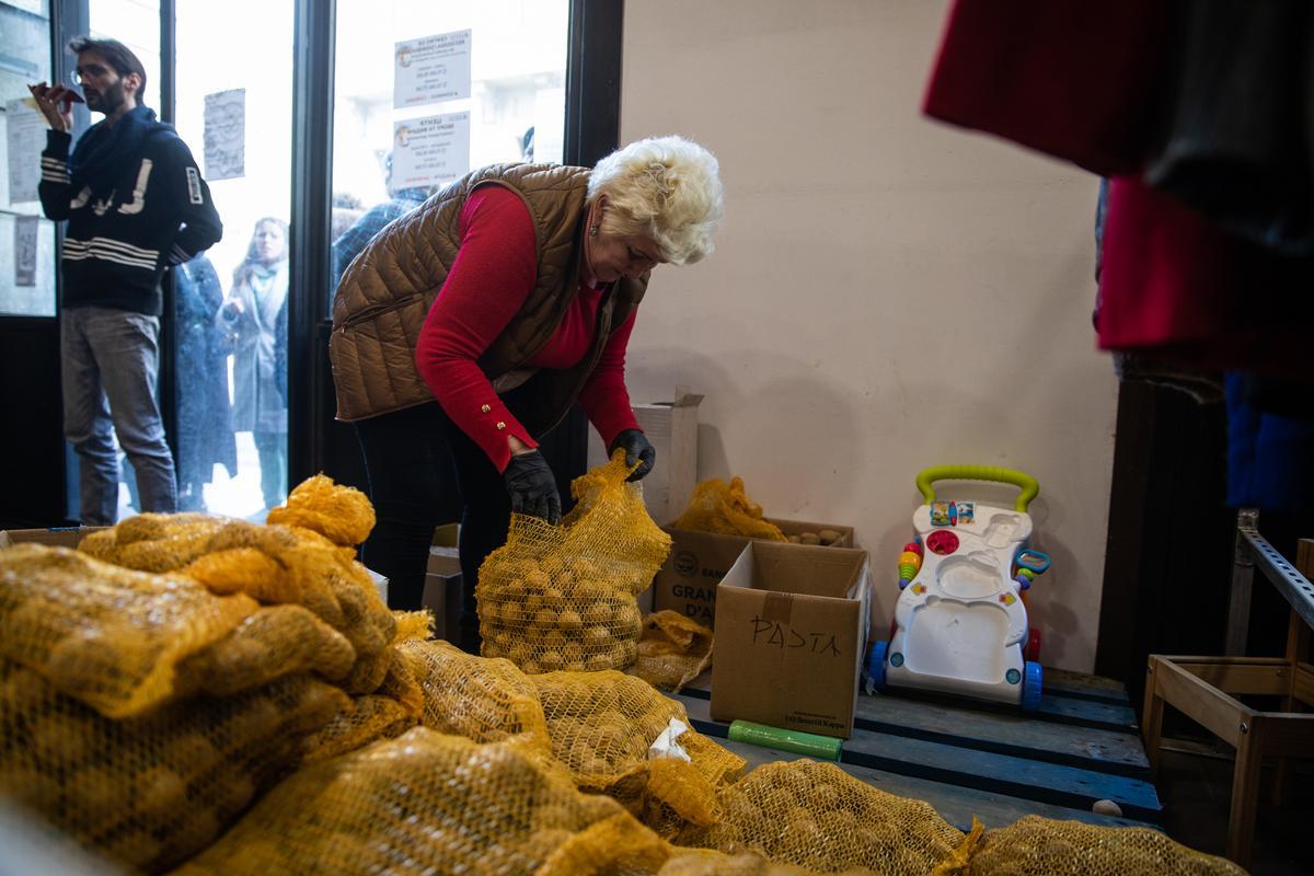 La Asociacion de ucranianos Djerelo que ayudan a los refugiados que están en Barcelona con alimentos, ropa, productos primera necesidad y lo hacen en vía Laietana 33 en el centro