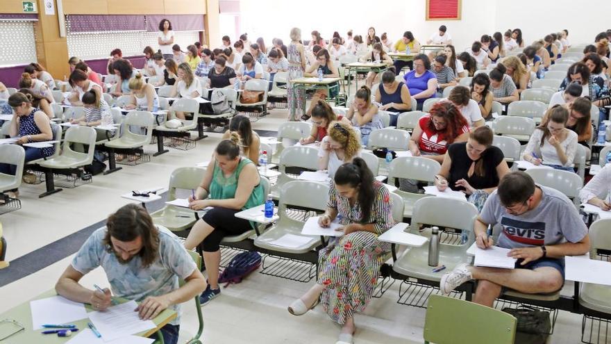 Opositores durante un examen. // Marta G. Brea