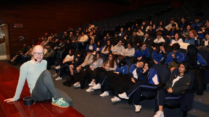 Susana Rodríguez Gacio, ante el público que asistió ayer a su charla en la Sede de Afundación.