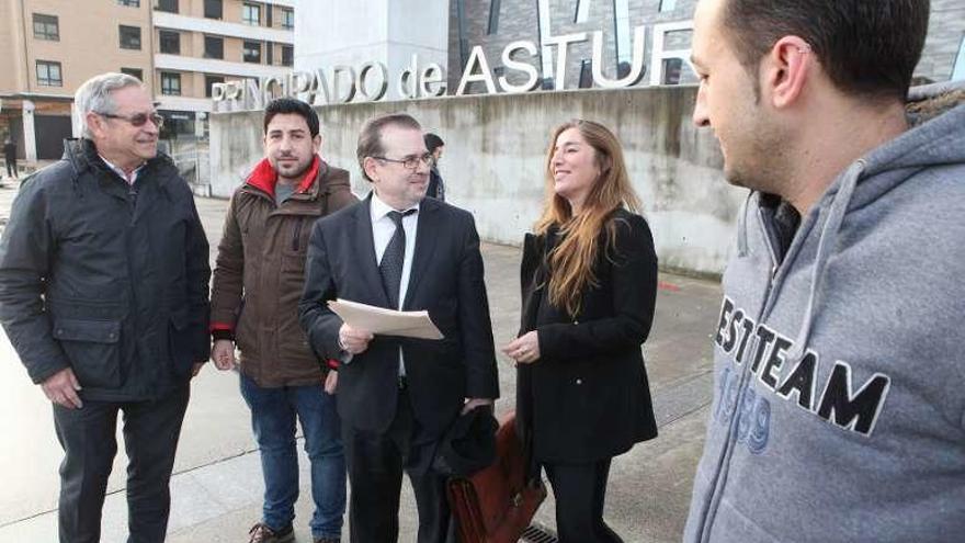 Bernardo Canga, primero por la izquierda, antes de presentar su querella, acompañado por su abogado.